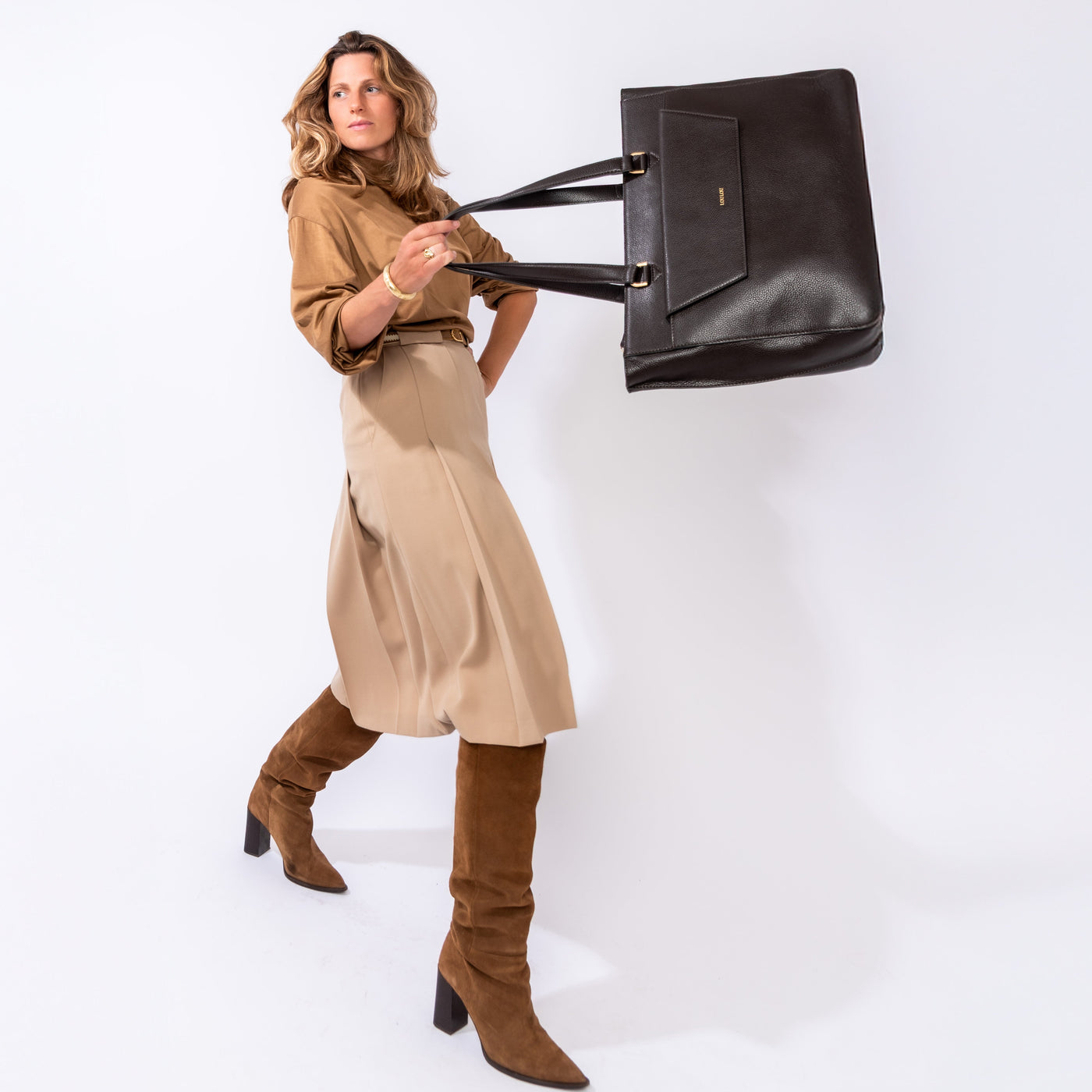 taupe kleurige laptoptas met dame