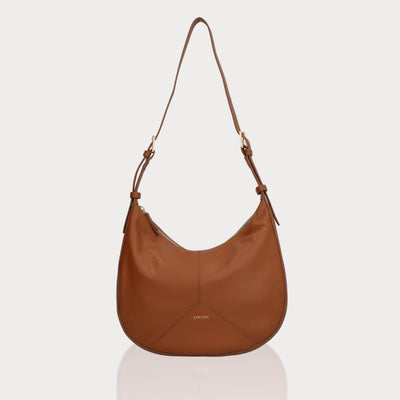 Voorkant van Cognac leren Crossbodytas van LouLou Essentiels Met Zacht Gouden Details en Verstelbare schouderband.