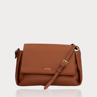 Voorkant van Cognac leren Crossbodytas van LouLou Essentiels Met Zacht Gouden Details en Verstelbare schouderband.