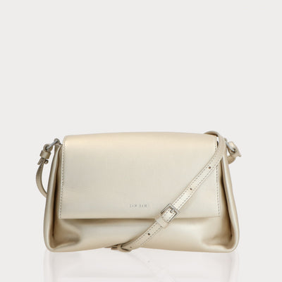 Voorkant van Champagne Gouden leren Crossbodytas van LouLou Essentiels Met Zilveren Details en  Verstelbare schouderband.