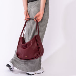 model met grote rode tas Lou L 