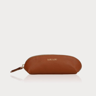 Voorkant van Cognac leren Etui van LouLou Essentiels Met Zacht Gouden Details .