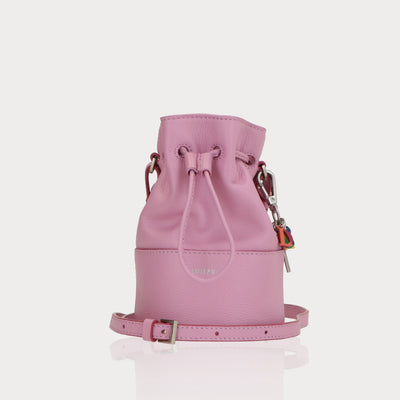 Voorkant van de Bucket bag Noa in roze leer van LouLou Essentiels.