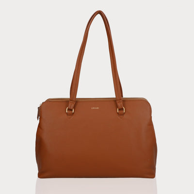 Voorkant van Cognac leren Laptoptas van LouLou Essentiels Met Zacht Gouden Details en  Verstelbare schouderband.