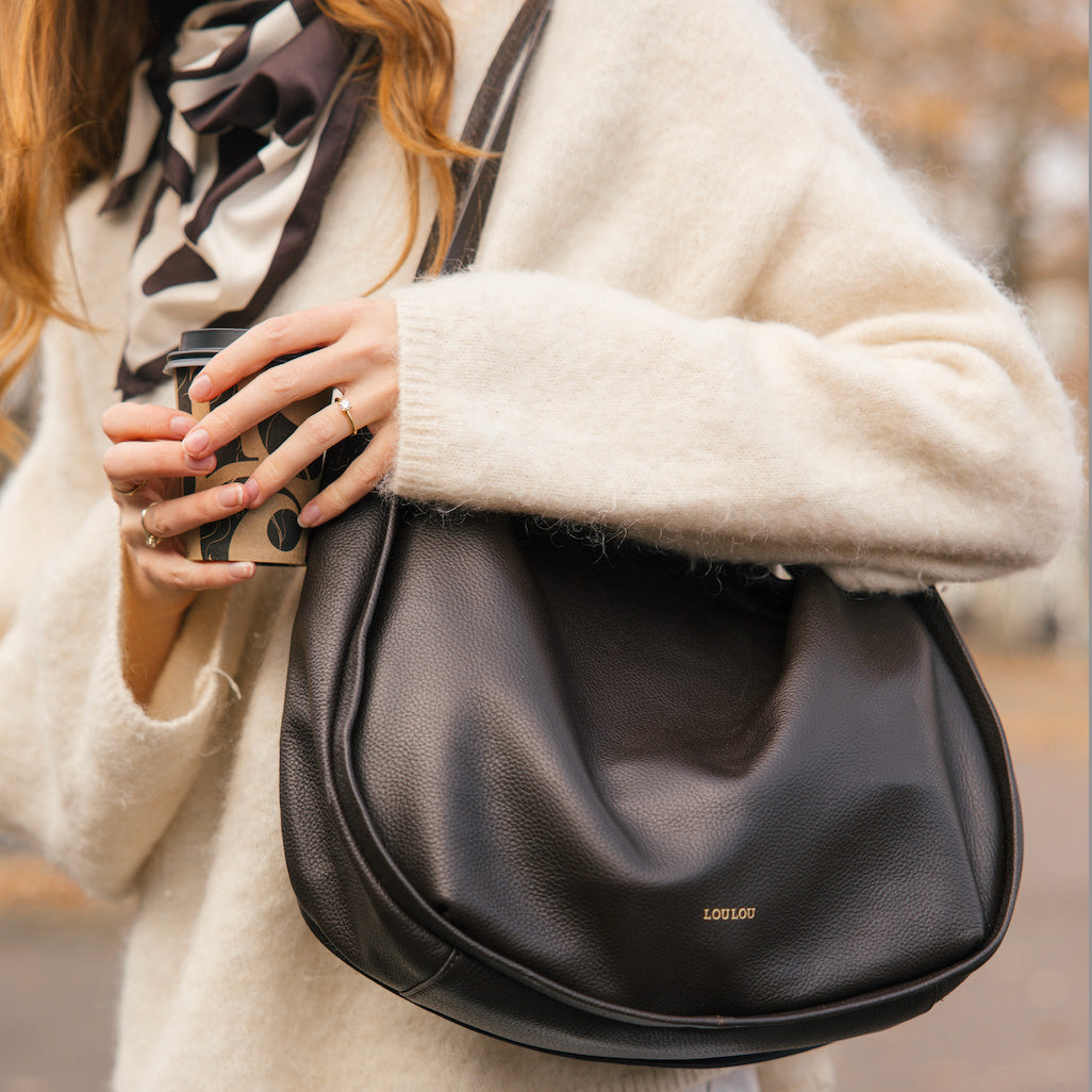 Dame met donkerbruine schoudertas van LouLou