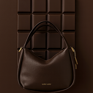 Ai gegenereerd beeld van klein chocolade bruin tasje met chocolade reep erachter